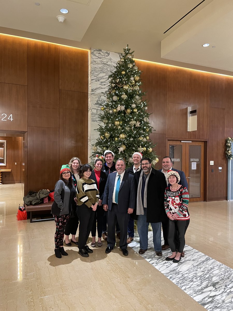 ramosdelcueto's tweet photo. Good times at the office over the holidays! https://t.co/b01vVmDf8X