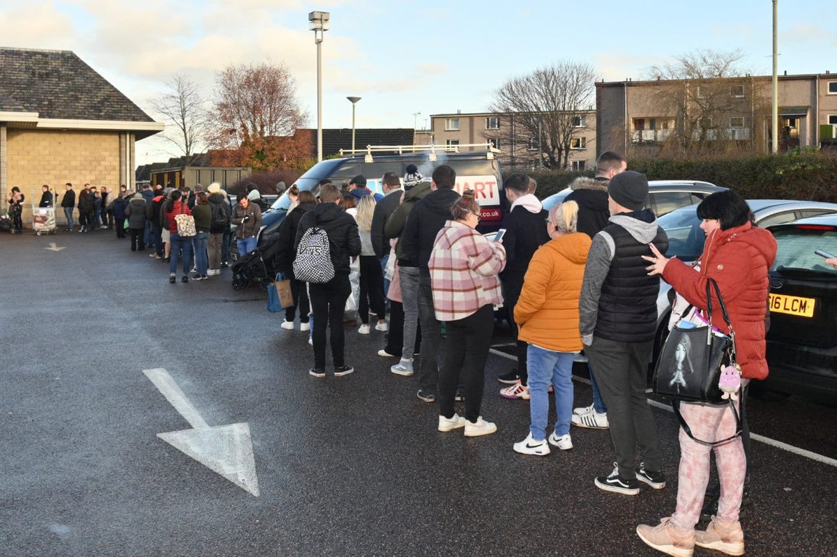 KateGraham03's tweet photo. Thought I would share the pics of the Queue i referenced in #lendahand post just do you all know I was working hard 😅 Loved every minute… 🥰 #coop #retailbuzz #workhardplayhard #inverness #telfordSt @KevinBuchanCoOp https://t.co/VQMWSx8ay7
