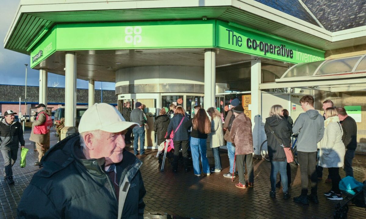 KateGraham03's tweet photo. Thought I would share the pics of the Queue i referenced in #lendahand post just do you all know I was working hard 😅 Loved every minute… 🥰 #coop #retailbuzz #workhardplayhard #inverness #telfordSt @KevinBuchanCoOp https://t.co/VQMWSx8ay7