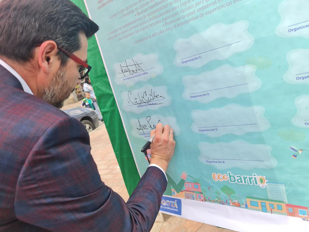 BogotaParticipa's tweet photo. #Pactando llegó al barrio más limpio de Latinoamérica, y esto gracias a la comunidad que le ha apostado a la ecología y la economía circular como su máxima de convivencia. El barrio El Regalo #Bosa, hoy, renueva sus compromisos para convertirse en un sector autosostenible. https://t.co/Skiq3vSMNl