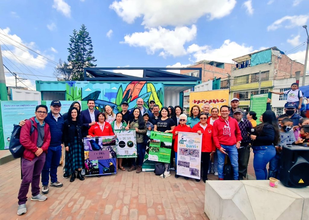 BogotaParticipa's tweet photo. #Pactando llegó al barrio más limpio de Latinoamérica, y esto gracias a la comunidad que le ha apostado a la ecología y la economía circular como su máxima de convivencia. El barrio El Regalo #Bosa, hoy, renueva sus compromisos para convertirse en un sector autosostenible. https://t.co/Skiq3vSMNl
