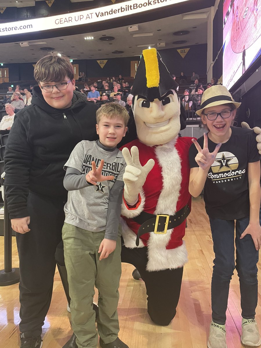 amyalowe's tweet photo. A festive Mr C! @VandyMBB #AnchorDown #MemorialMagic https://t.co/EHYsDou9aE