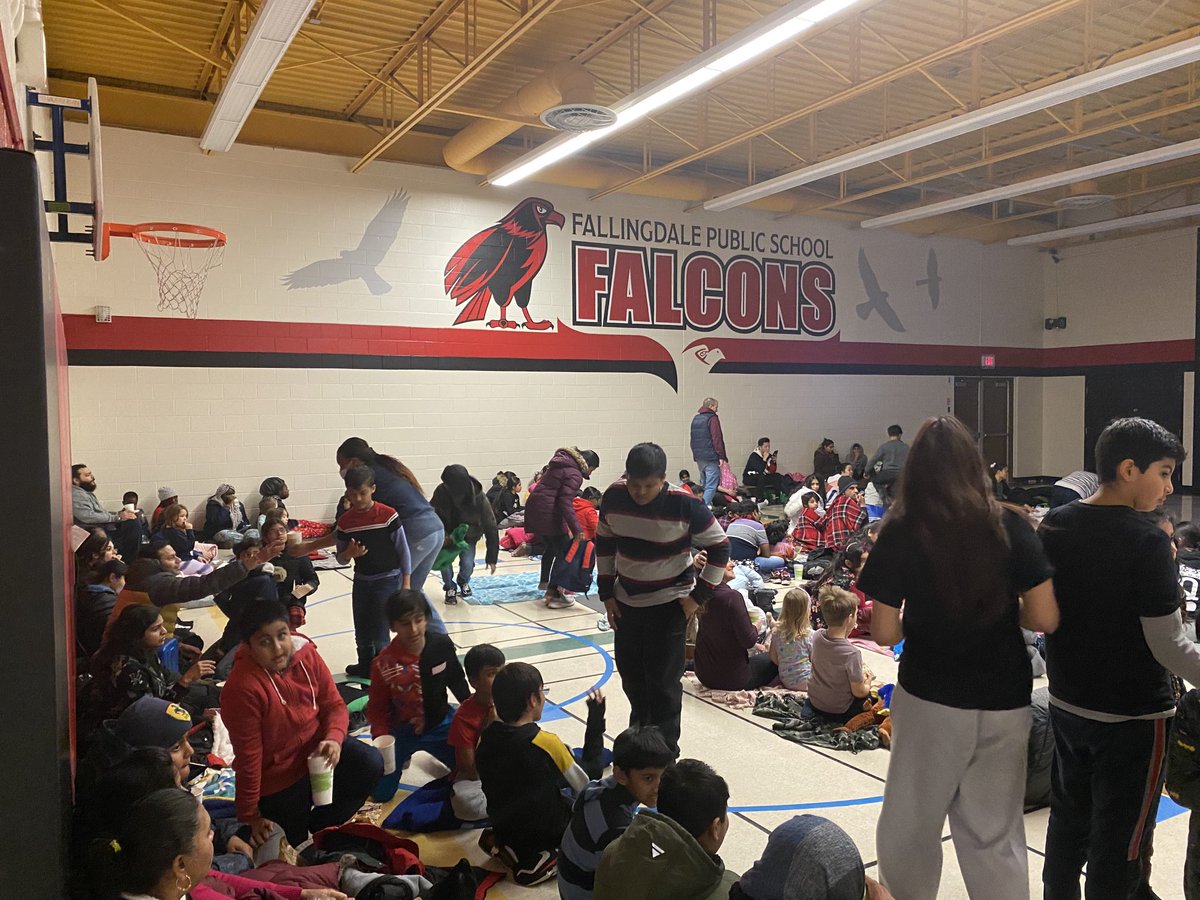 AndreaDewar's tweet photo. Enjoying Family Movie Night ⁦@FallingdalePS⁩ 🍿 https://t.co/lF7xNhPWLW