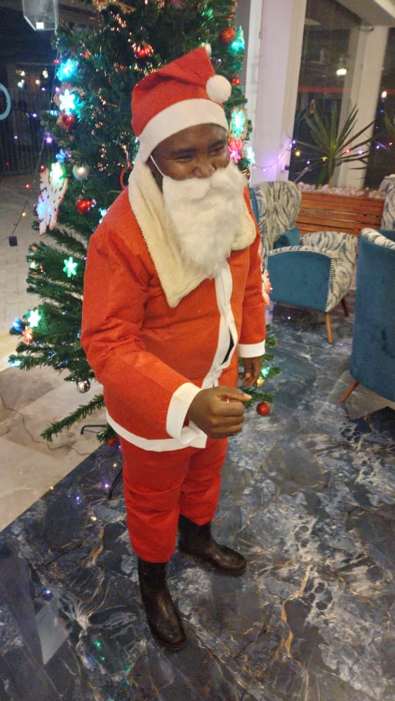 ToniNgwiri's tweet photo. Getting ready for Christmas...Merry Christmas 🎄 to everyone in advance from Santa Claus 🎅🏽 @ The Warwick Hotel - Nanyuki 😁 https://t.co/doFyMbxXme