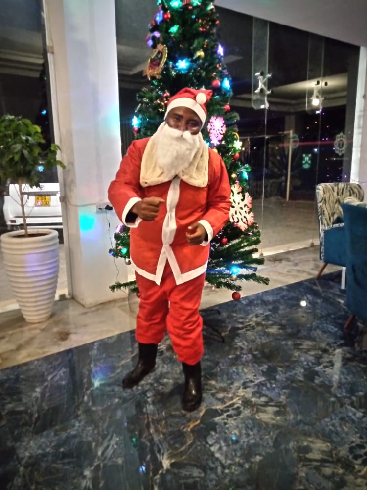ToniNgwiri's tweet photo. Getting ready for Christmas...Merry Christmas 🎄 to everyone in advance from Santa Claus 🎅🏽 @ The Warwick Hotel - Nanyuki 😁 https://t.co/doFyMbxXme