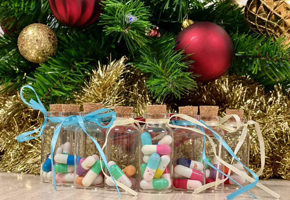 SetonPharmRes's tweet photo. Happy holidays from the 2022-2023 Ascension Seton residency class!

Our CC PGY2, Maggie, had the sweet idea to write positive messages to each other to spread holiday cheer! These adorable pills are filled with small scrolls of paper where you can write a personalized message! 🎄 https://t.co/sNU29vkySt