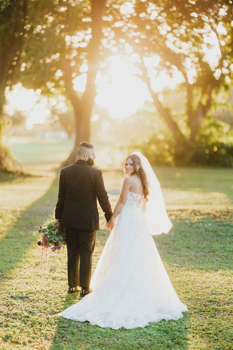 laviestudios's tweet photo. Holy magical golden light! You ain't seen nothin' yet though. Keep swiping to see some groomsmen bawling their eyes out, the prettiest jewel toned wedding florals, and a first dance from above. 

#AllInADaysWork #CurtissMansionWedding #GoldenHourWeddingPhotos #GroomsmenCrying https://t.co/negayZHkMZ