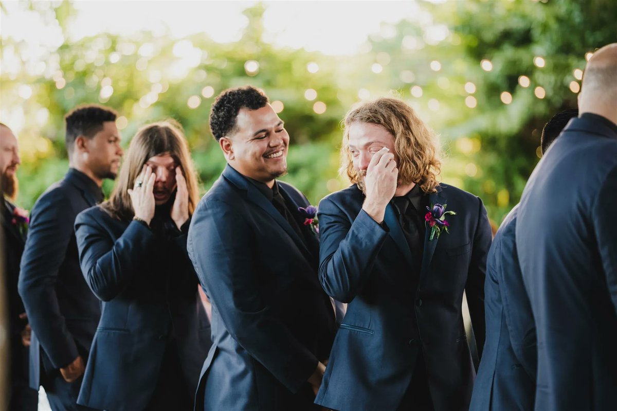 laviestudios's tweet photo. Holy magical golden light! You ain't seen nothin' yet though. Keep swiping to see some groomsmen bawling their eyes out, the prettiest jewel toned wedding florals, and a first dance from above. 

#AllInADaysWork #CurtissMansionWedding #GoldenHourWeddingPhotos #GroomsmenCrying https://t.co/negayZHkMZ