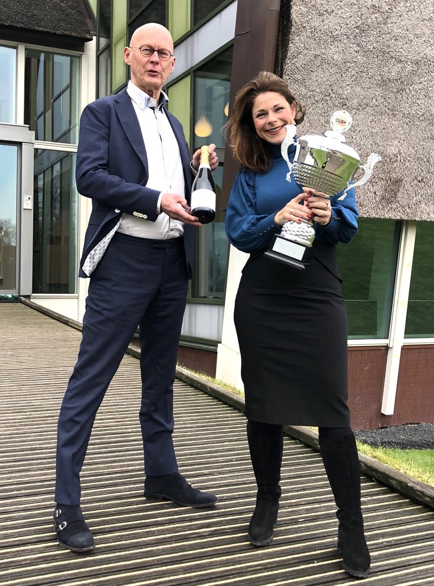 Gegraveerd en al is de wisselbeker van mij. Mooie laatste actie van Frank Ten Have met dank aan <a href="/StichtingCLOK/">CLOK nieuws</a> We toasten op het nieuwe jaar en de nieuwe avonturen die we tegemoet gaan. U als ondernemer ook? Ik zie ze met belangstelling tegemoet. Voor nu fijne kerstdagen gewenst!