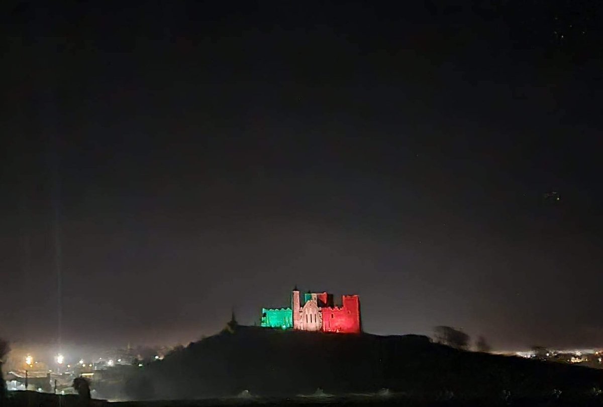HelenOD45's tweet photo. Rock of Cashel adorned with our national colours tonight in memory of Pte. Seàn Rooney
Ar dheis Dé go raibh a anam. https://t.co/zaCSQ4qOkv