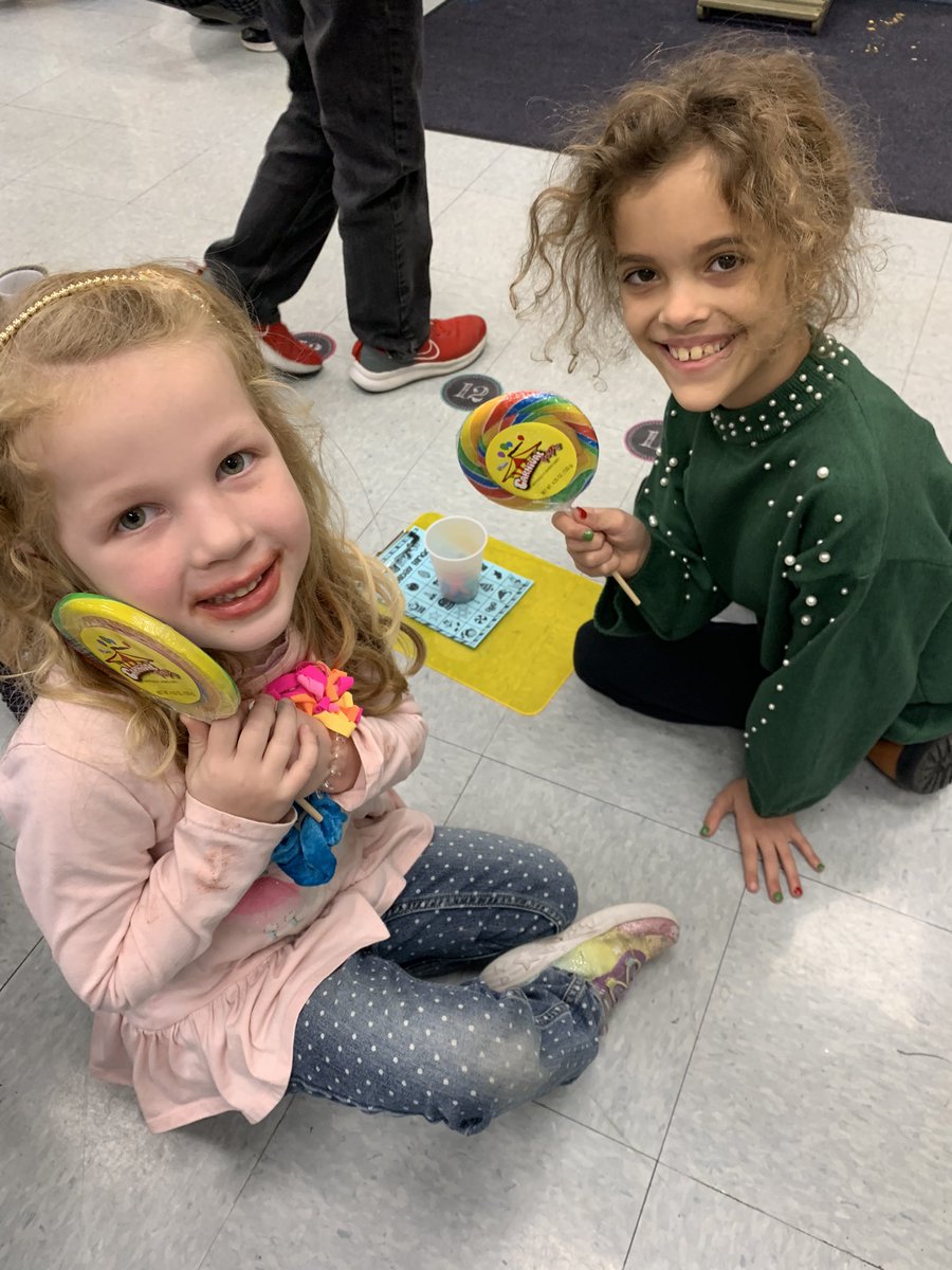 Ms_Mauri123's tweet photo. Fun day with buddies playing Bingo! Shout out to our winners 🥰🍭 @Nixon3rdGrade #tatemtweets https://t.co/BiEp66hK3Y