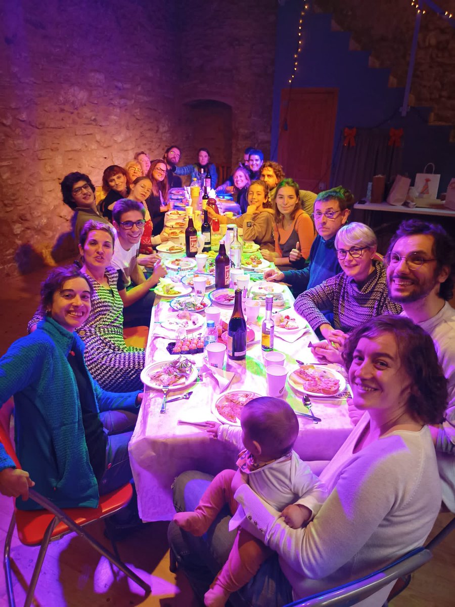 Avui hem celebrat el dinar de “Nudal” amb la família que formen el Teatre Nu. 
Hem menjat i xalat i se’ns ha donat prou bé 🤤😂
Un aplaudiment 👏🏽😭
Bones Festes a tothom 🎄

#TeatreNu #Nadal2022 #teatre #SantMartideTous