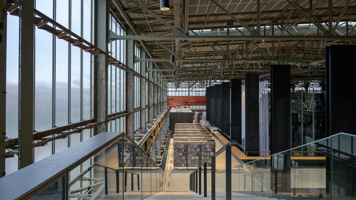 Library Ranking Europe heeft de LocHal bezocht en maar liefst zes sterren (Exceptional) gegeven! 

De LocHal komt daarmee in het rijtje van hoogst scorende bibliotheken in Europa.

Meer weten over dit mooie project? Kijk op onze website: stevensvandijck.nl/portfolio/loch….