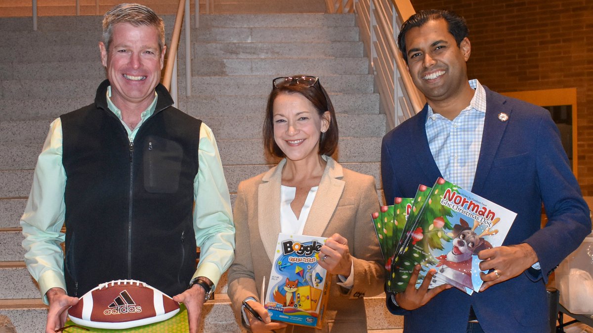 NJNaturalGas's tweet photo. President and CEO Steve Westhoven & members of our parent companyโs leadership team joined State Senator Vin Gopal & the @VinGopalCivic Association to help make the holidays special for deserving families in #MonmouthCounty: https://t.co/44FToTlCQ1. @vingopal #dedicatedworkforce https://t.co/X68RwVXeD1