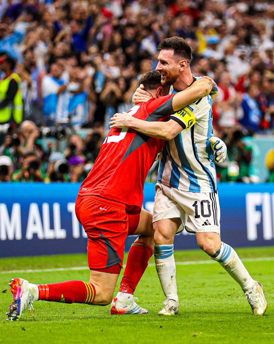 dataref_ar's tweet photo. “Mi sueño era darle un título a Leo en la Selección. Después de la Copa America y la Finalissima, mi sueño final como arquero era darle al mejor del mundo la Copa del Mundo para que no hayan dudas que es el mejor de toda la historia”.

🗣️ Dibu Martínez. https://t.co/US7a7KJM7C