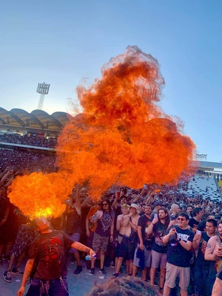 IvanOlocco's tweet photo. El pogo mas tranqui de Pantera en el Knotfest de Chile https://t.co/SJBVlAVaa1