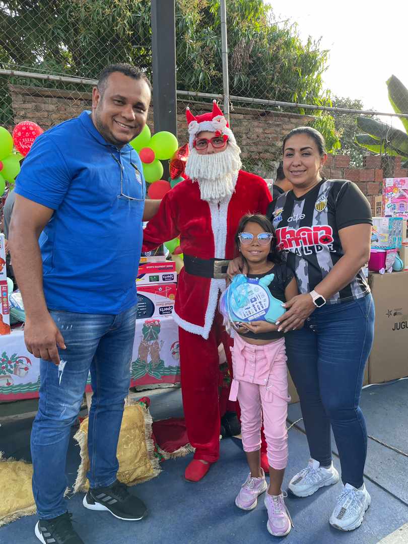 MunicipioUrena's tweet photo. Se inicio entrega de regalos en el Municipio #PedroMaríaUreña llevándole alegria a nuestros niños en esta navidad. Nuestro alcalde @carrilloalcald1 acompañado de la Primera Dama Johanna Quiroz y todo su equipo de trabajo.
Gracias al Pdte. @NicolasMaduro el Gob. @FreddyBernal. https://t.co/zqjspIpyec