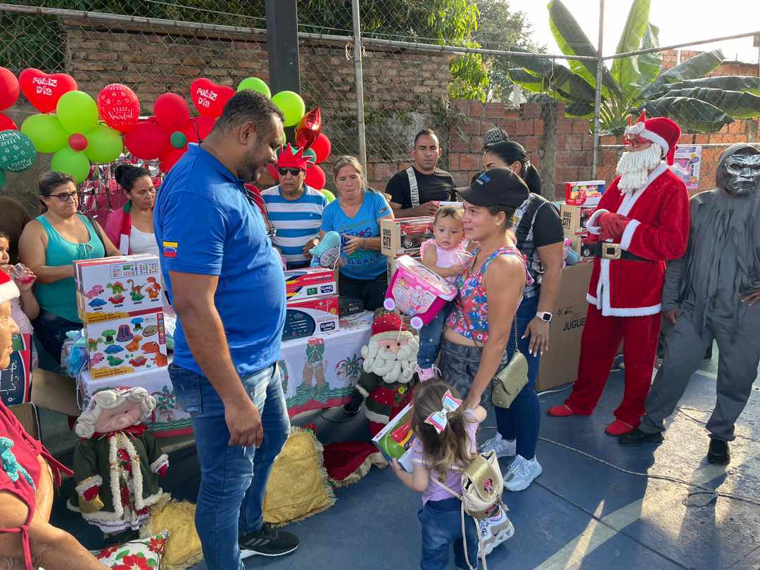 MunicipioUrena's tweet photo. Se inicio entrega de regalos en el Municipio #PedroMaríaUreña llevándole alegria a nuestros niños en esta navidad. Nuestro alcalde @carrilloalcald1 acompañado de la Primera Dama Johanna Quiroz y todo su equipo de trabajo.
Gracias al Pdte. @NicolasMaduro el Gob. @FreddyBernal. https://t.co/zqjspIpyec