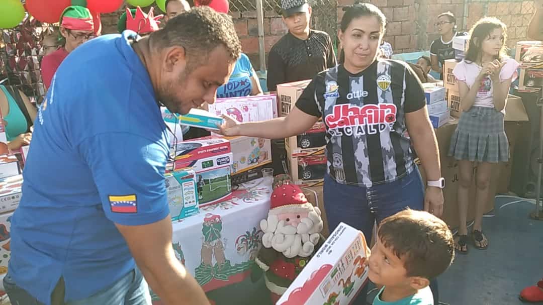 MunicipioUrena's tweet photo. Se inicio entrega de regalos en el Municipio #PedroMaríaUreña llevándole alegria a nuestros niños en esta navidad. Nuestro alcalde @carrilloalcald1 acompañado de la Primera Dama Johanna Quiroz y todo su equipo de trabajo.
Gracias al Pdte. @NicolasMaduro el Gob. @FreddyBernal. https://t.co/zqjspIpyec