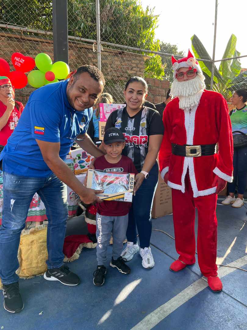 Se inicio entrega de regalos en el Municipio #PedroMaríaUreña llevándole alegria a nuestros niños en esta navidad. Nuestro alcalde <a href="/carrilloalcald1/">Jhon Carrillo</a> acompañado de la Primera Dama Johanna Quiroz y todo su equipo de trabajo.
Gracias al Pdte. <a href="/NicolasMaduro/">Nicolás Maduro</a> el Gob. <a href="/FreddyBernal/">Freddy Bernal</a>.