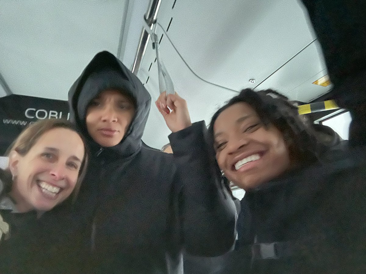 CoachJRPayne's tweet photo. Flight canceled yesterday from Milwaukee, drove to Chicago, delayed again! BUT with my Faves and counting my Blessings! 💛💛 #WeComingHOME 😜 https://t.co/65DKK8q20D