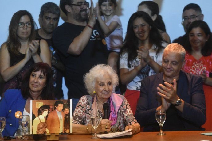 pablogentili's tweet photo. Las Abuelas encuentran al nieto 131. Somos campeones también en políticas de memoria, verdad y justicia. A 40 años del fin de la dictadura cívico militar, las Abuelas y las Madres de Plaza de Mayo siguen construyendo el horizonte de nuestra esperanza democrática.
@abuelasdifusion https://t.co/JSJy1WYw3D
