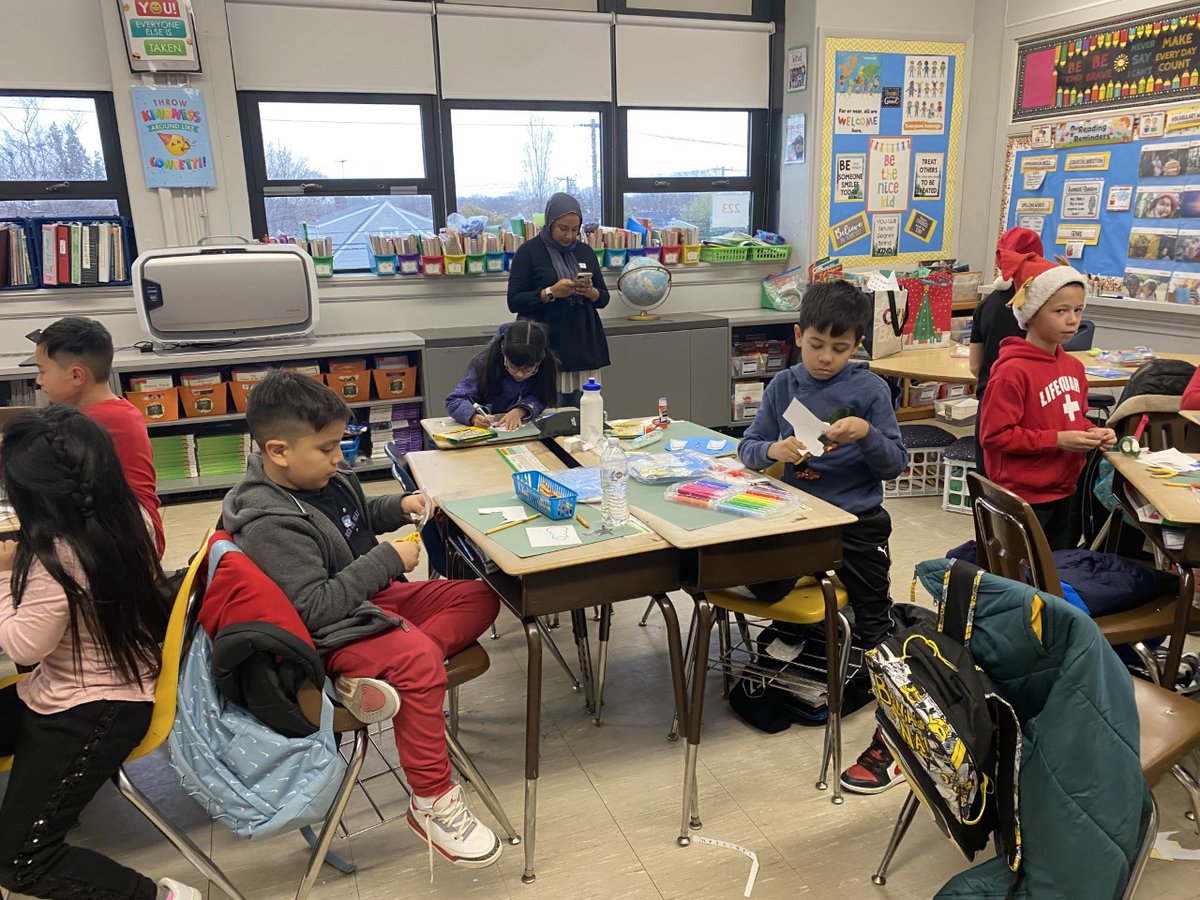CSMrsSeaman1's tweet photo. Thanks to our amazing class moms for organizing our snow globe winter craft - so much fun!@VS13UFSD #TeamWheeler@RPeetsButcher https://t.co/v0tELG2zw1