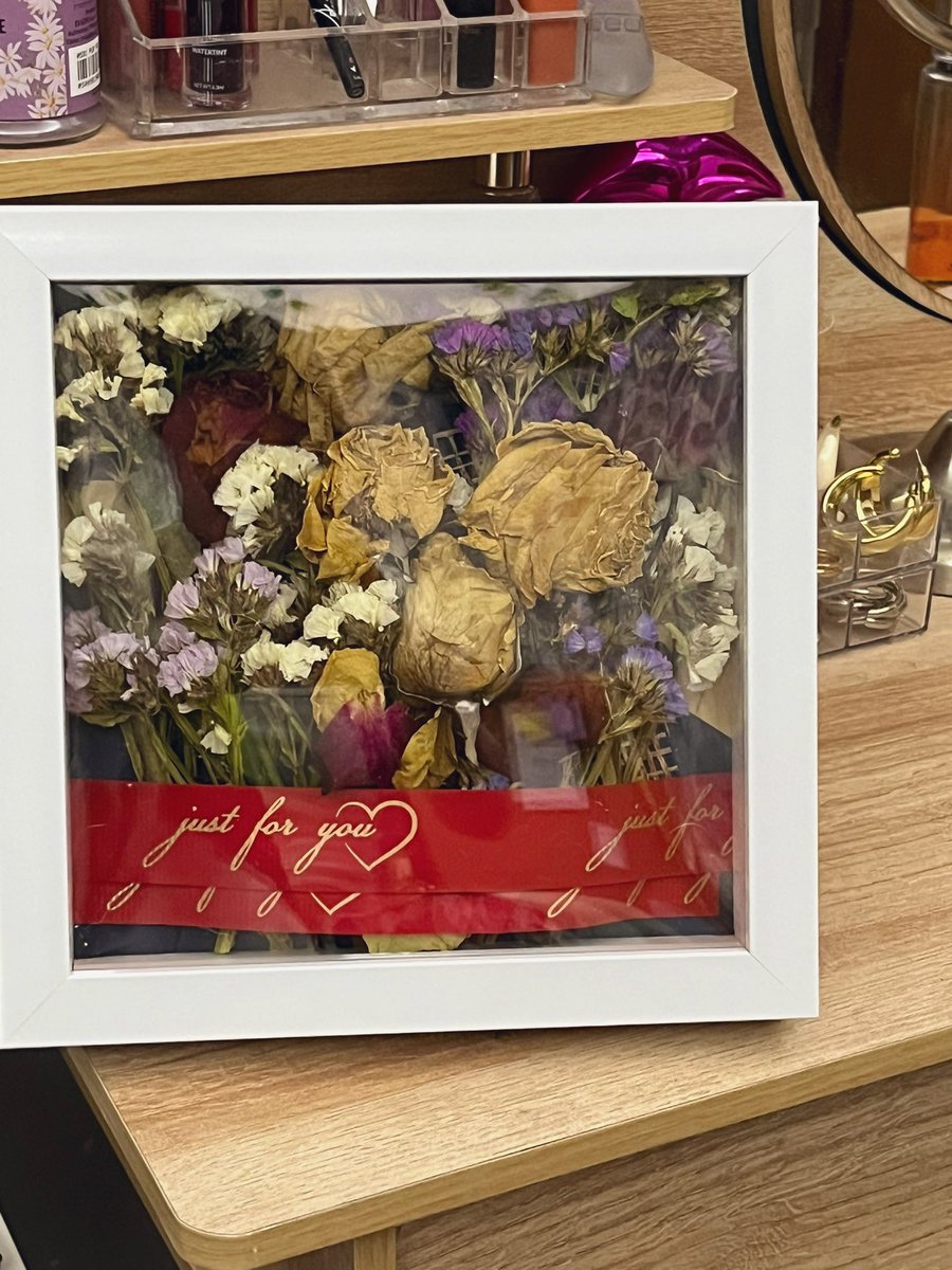 mxenne's tweet photo. the phases of the flowers he gave me  < 3 https://t.co/2FiIqvGIGz