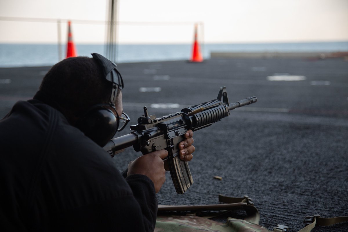 Live Fire Friday! 🔥

Even in the holiday season our Sailors keep their eye on the target 🎯

A Sailor fires an M4 service rifle during a live-fire exercise aboard USS Abraham Lincoln (CVN 72) while underway in the @US3rdFleet area of operations/
#livefirefriday