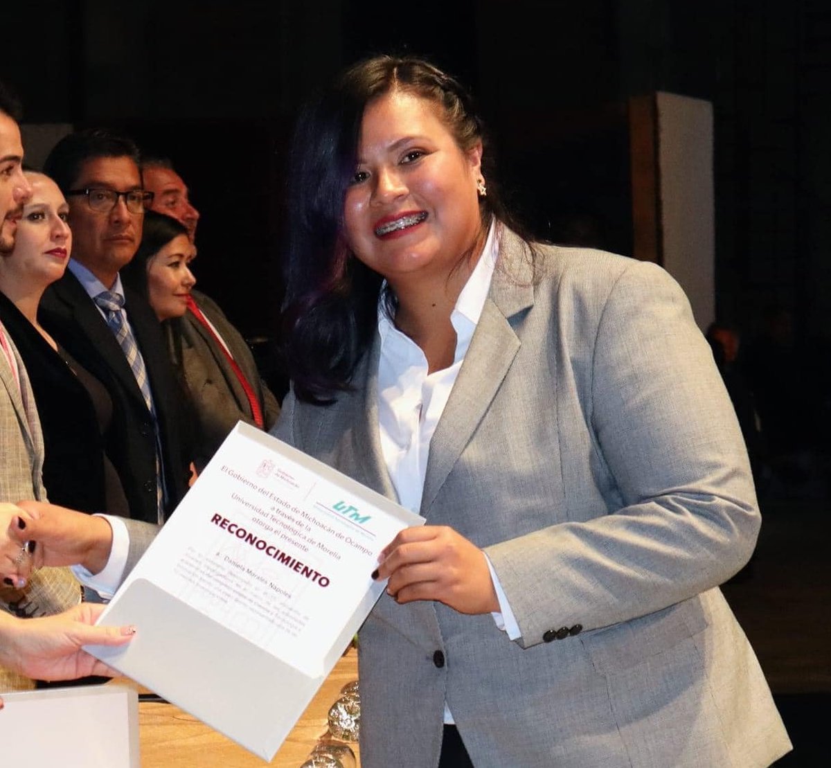 UTMorelia's tweet photo. Daniela Morales Nápoles, estudiante de Biotecnología  de la UTM  recibió la constancia como joven talento, al presentar una de las diez mejores investigaciones en el 11o. Encuentro de jóvenes investigadores. #SomosUTM #HonestidadyTrabajo https://t.co/dqroHcVBZ7