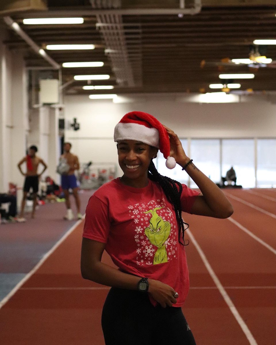 Happy Trackmas 🎄🎁🎅🏾 @TeamCanadaAC @AthleticsCanada 📷 @Katrina_Innanen #christmastime #trackandfield #HappyHolidays