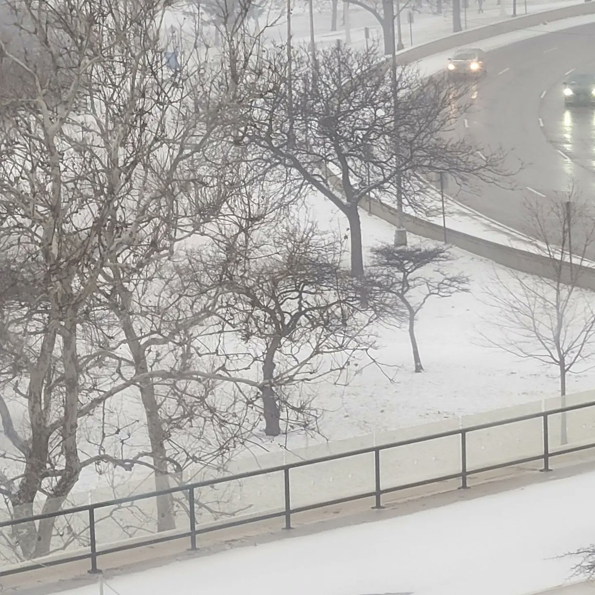 chicagodoree's tweet photo. #WinterStorm #WinterStormElliott #WinterSolstice #Chicago #winterinchicago #Christmas #christmasinchicago #snowcano #Snowmageddon #windy the wind is beginning to get super loud , being right off #LakeMichigan is fun! https://t.co/p8KaxdIZf5
