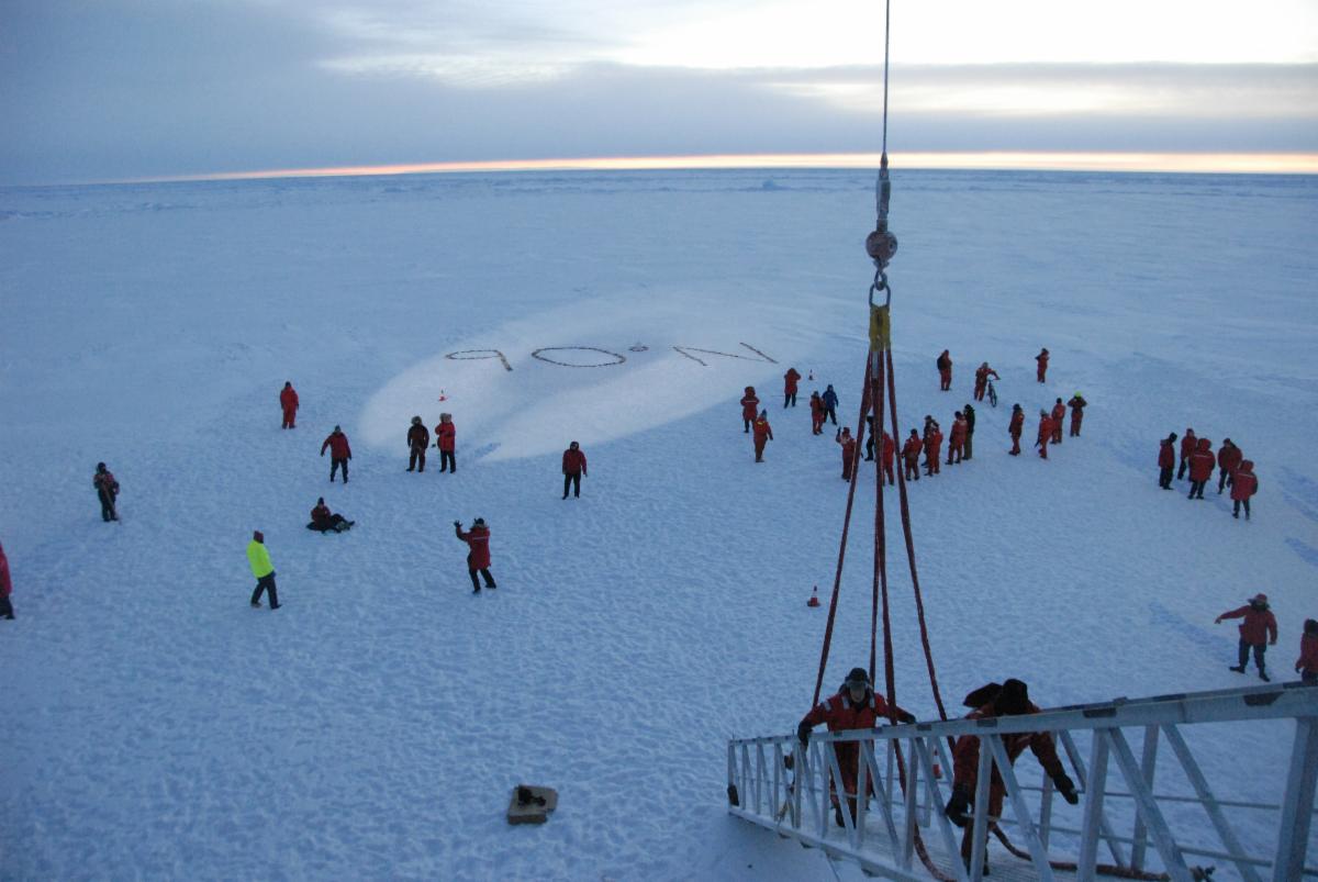 What does the North Pole really look like? ❄️🔬🚢👩‍🔬🎅

5 scientists from <a href="/UMCES/">UMCES</a> CBL found out this past fall when they traveled from #Maryland to the #NorthPole to study #Arctic #oceanography aboard the  <a href="/USCGPACAREA/">USCG Pacific Area</a> Cutter Healy: conta.cc/3ulLRSq

#Science ❤️ #San