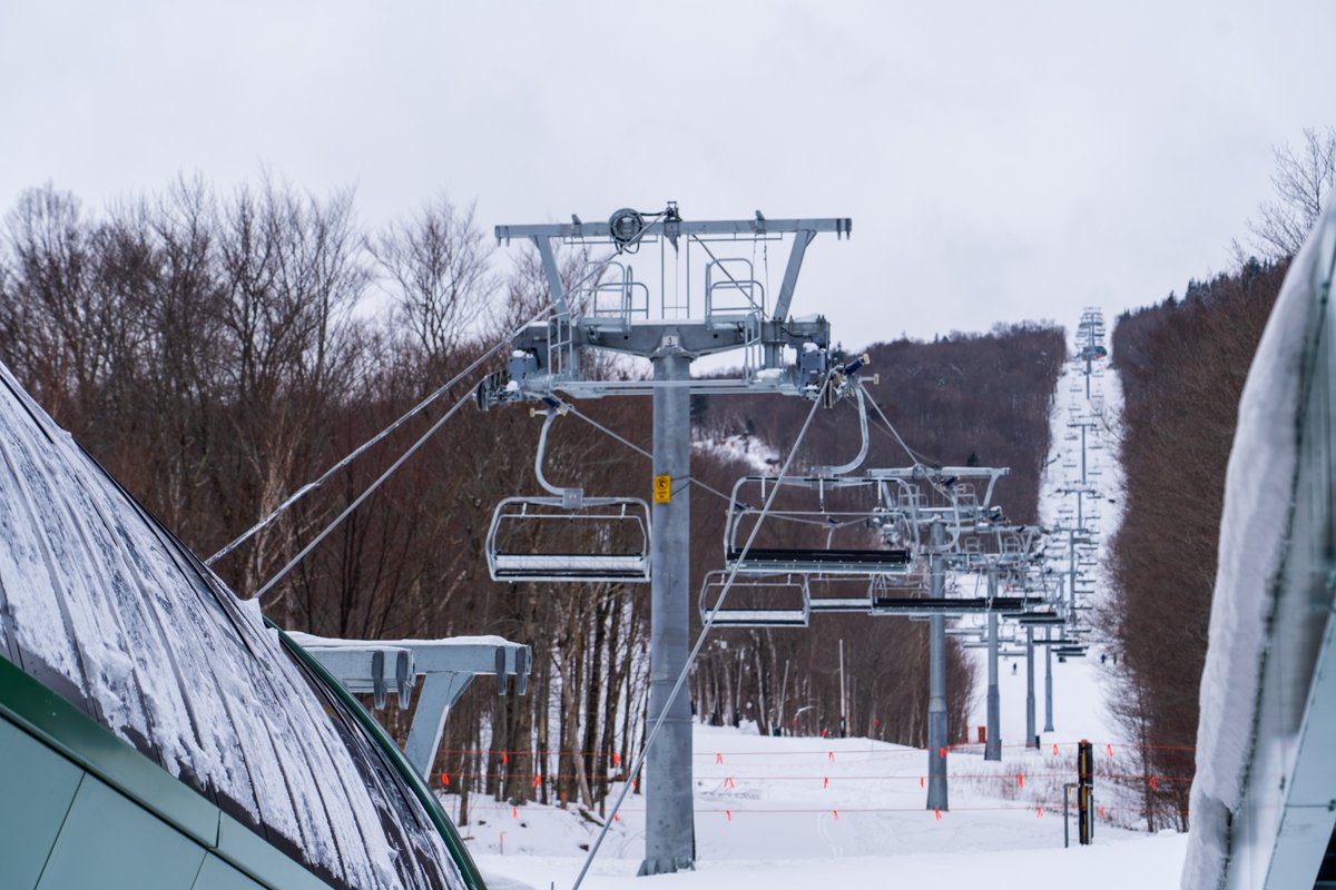 gostowe's tweet photo. The new Sunrise lift made its debut today at Stowe Mountain Resort!☀️ This high-speed lift is the first 6-person lift at the resort. Enjoy an easy walk to the lift from the Mansfield Base Lodge.

(Photo courtesy, @StoweMtResort) #winterinstowe #gostowe #stowevt #skivt #ridevt https://t.co/Y5zD5u7Lex
