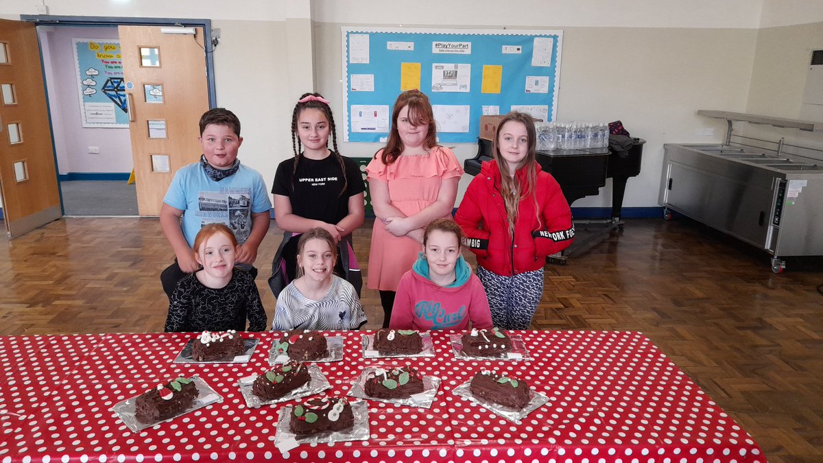 FunKitchenDevon's tweet image. Really happy to play our small part in this year&apos;s seasonal HAF provision in partnership with @ExeterCCT spiced apple pies and Yule logs with a great bunch of young people. Happy Christmas everyone.

 @educationgovuk #HAF22 #ECFC