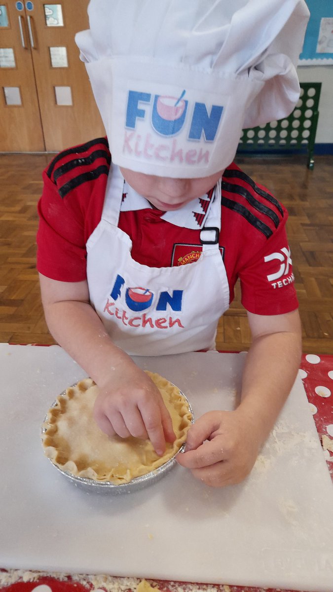 Really happy to play our small part in this year's seasonal HAF provision in partnership with @ExeterCCT spiced apple pies and Yule logs with a great bunch of young people. Happy Christmas everyone. @educationgovuk #HAF22 #ECFC