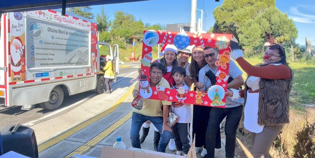 Concesion_Sisga's tweet photo. Se acerca la Navidad y con ella el flujo vehicular a lo largo de la Transversal del Sisga aumenta; por esta razón, realizamos acompañamiento a nuestros usuarios mediante campañas de seguridad vial en las que los sensibilizamos en torno al respeto por las normas de tránsito ☝️🎅. https://t.co/K0AjRjRdqS