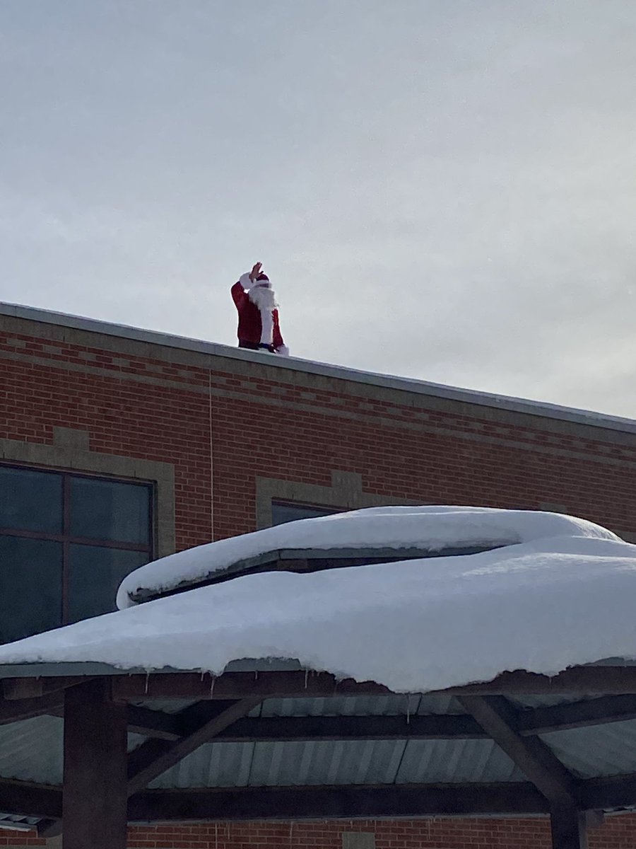 A great way to end our week and 2022 with a Staff vs Student volleyball game! We also had a special rooftop visitor at recess! Wishing the Sawmill Creek community a safe and healthy holiday and see you in 2023!!