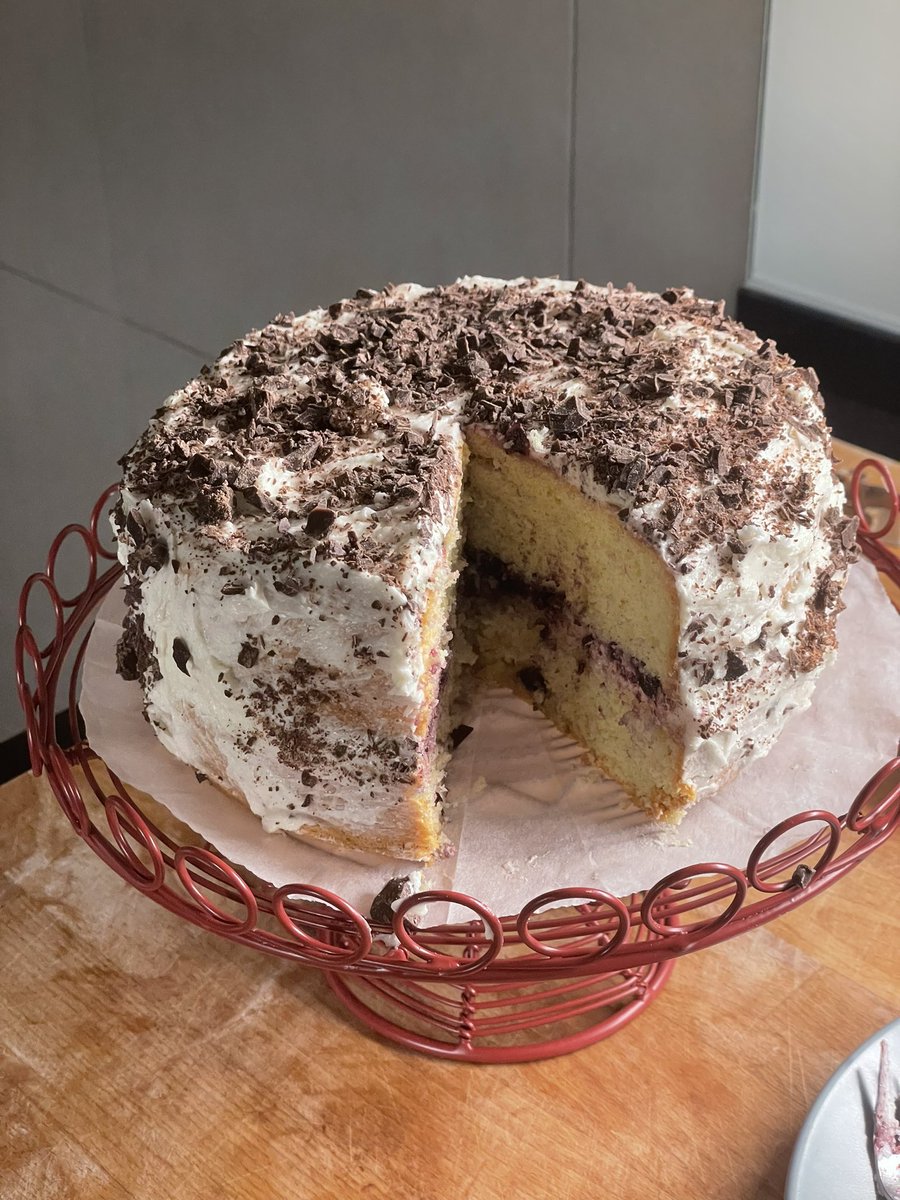 fiz o bolo que a @PaolaCarosella ensinou no canal e ficou PERFEITO! primeira vez na vida que um bolo não ficou batumado 🥰