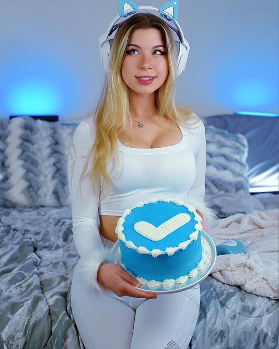 Got verified on TikTok! 🥹💕 of course I had to celebrate with cake!!🎉🎊 https://t.co/qdVlWv0goK