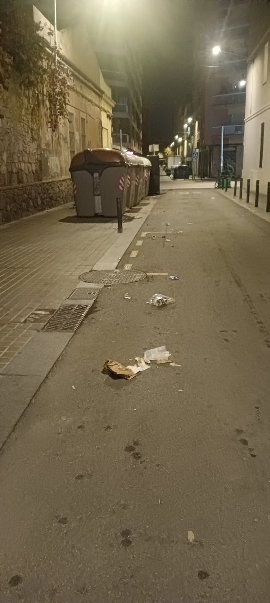 Esthersc75's tweet photo. Y claro buscan cosas en los contenedores y lo q no gusta... Pues lo tiran!! Ha venido la urbana y que? Mañana más de lo mismo... #incivismo #esigualdedondeseamos #respeto #hospitalet @nuriamarinlh #LHospitalet https://t.co/5cbwbxP4T5