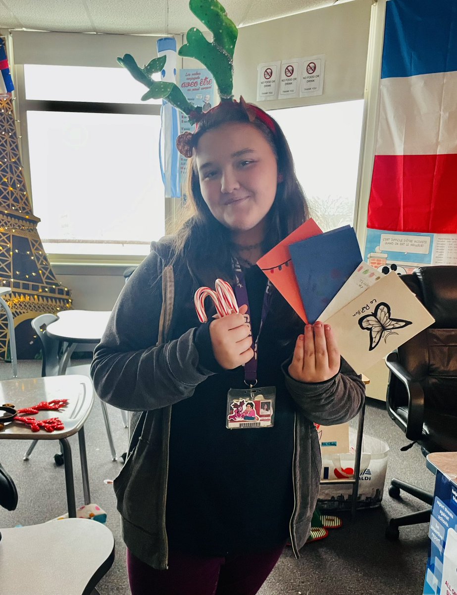#holidaycards heading out for delivery! #KindnessMatters #BPatriotProud #WeAreBHS <a href="/BinghamtonCSD/">Binghamton CSD</a> #JoyeusesFêtes