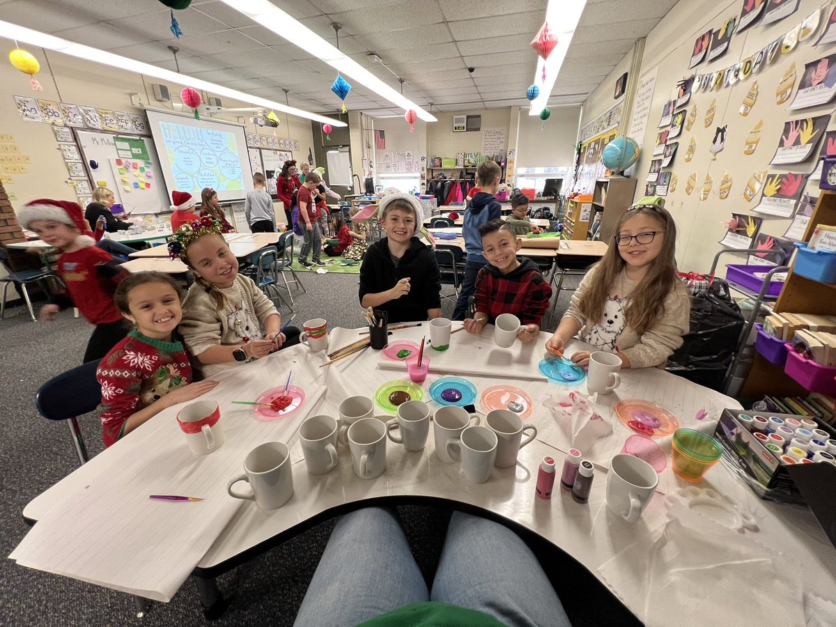 CRASRoom3's tweet photo. Holiday party time thanks to our AWESOME parents❤️ ❄️ https://t.co/3i25qZ8AoD