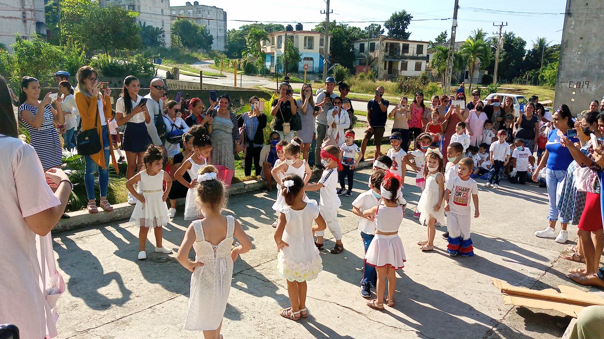 JuvenilClara's tweet photo. En esta significativa fecha 📅, miembros de nuestro ejecutivo visitaron el Círculo Infantil "Mi Trencito" 🚂, acompañando en las celebraciones por el #DiaDelEducador  —protagonizadas por los príncipes y princesas del centro— a familiares y trabajadores.
#CubaEduca 
#MartíNosUne https://t.co/2Sc91ilnNh