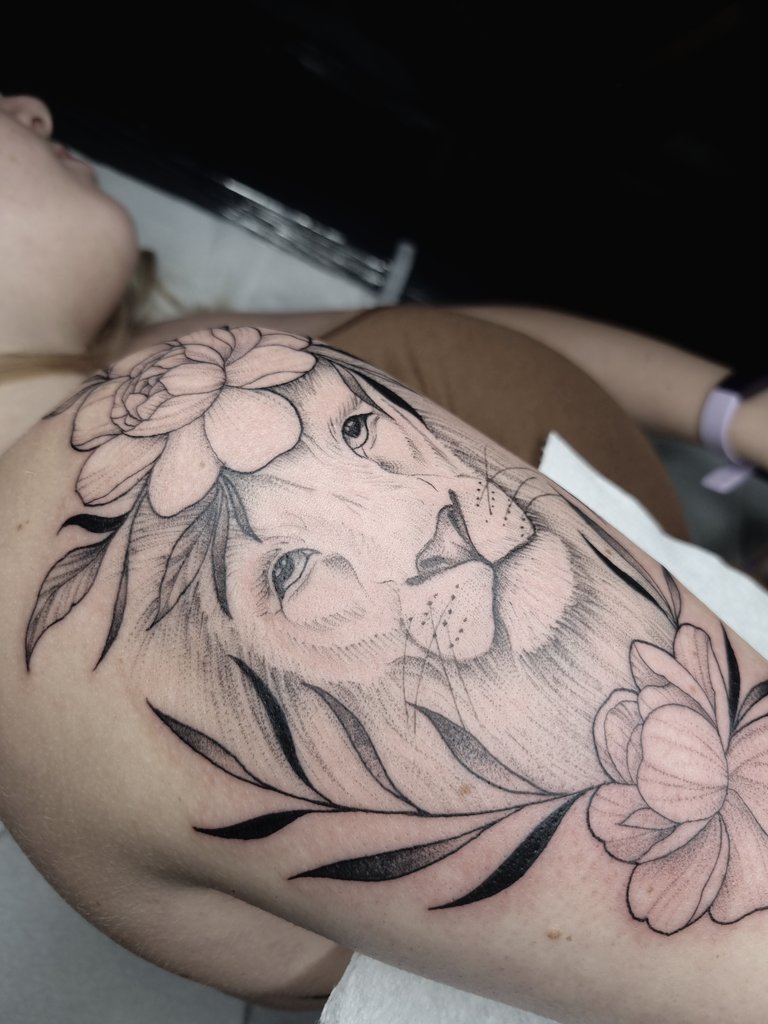 lion from today.. not my usual style but so much fun to try something different ✨️