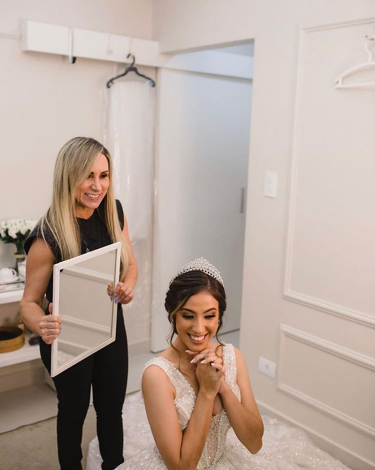 CoutureFiore's tweet photo. Listen up 2023 brides we have some hair style inspiration waiting for you. Check out these new trends here: https://t.co/HKpcRBozw0

#bridetobe #2023bride https://t.co/D3JXQhK2H5