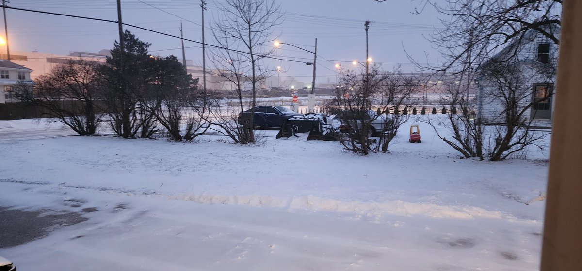 trishawendorf's tweet photo. @ryanhallyall I shoveled an hour ago &amp; the snow dune is coming back already. Cudahy, WI about 3 miles west of Lake Michigan in Milwaukee &amp; 3 miles east of the airport MKE. https://t.co/xRJybcJHoW
