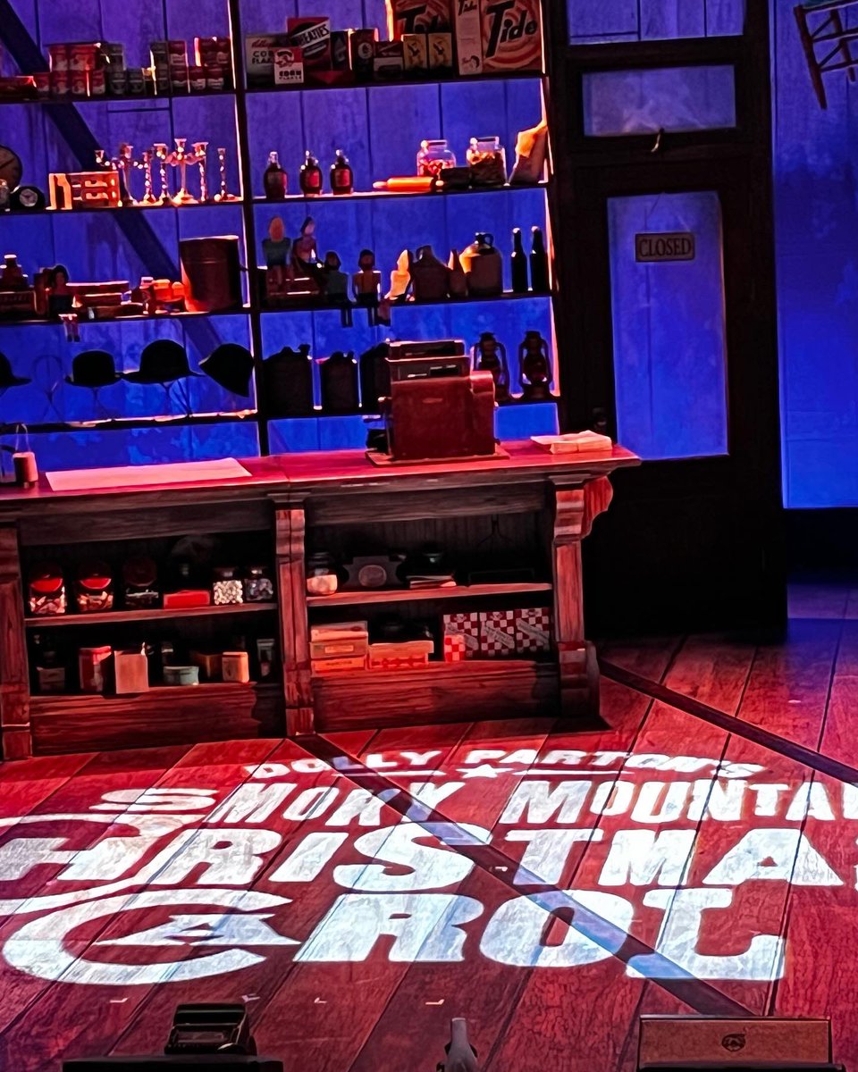 Dollytributeact's tweet image. So the first day off after the end of the TCC tour I visited the wonderful @DollyPartonSMCC at @southbankcentre had the most wonderful night of my favourite Christmas story set in my favourite place on earth! Stellar cast who were absolutely fantastic 5⭐️ #dollyschristmascarol