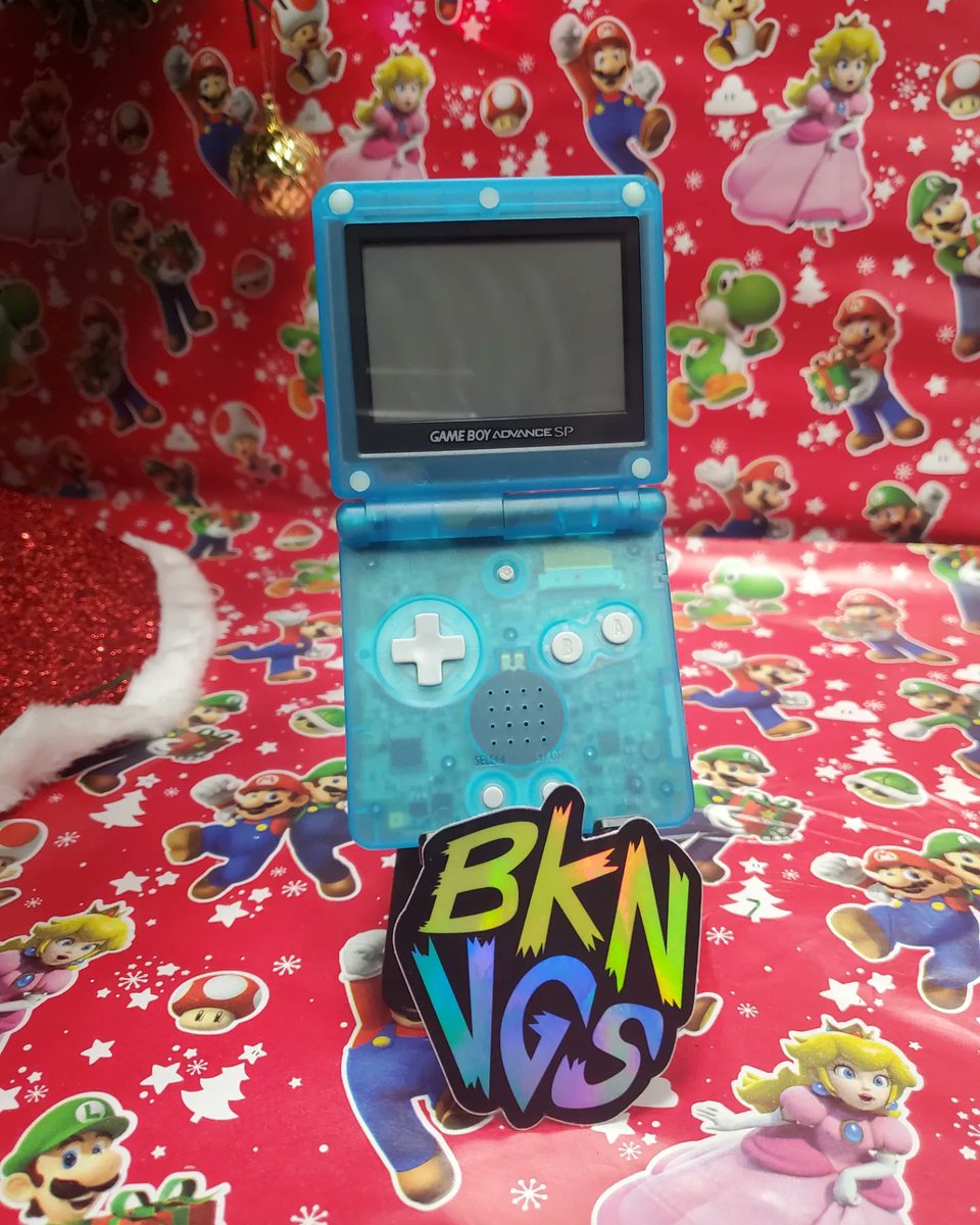 bklynvideogames's tweet photo. The weather and the only thing cool this winter! Love a transparent blue custom shell Gameboy Advance SP!
#nintendo #gameboyadvancesp #customshell #retro #retroshop #brooklynvideogames #bvg https://t.co/97yzvuDf4a