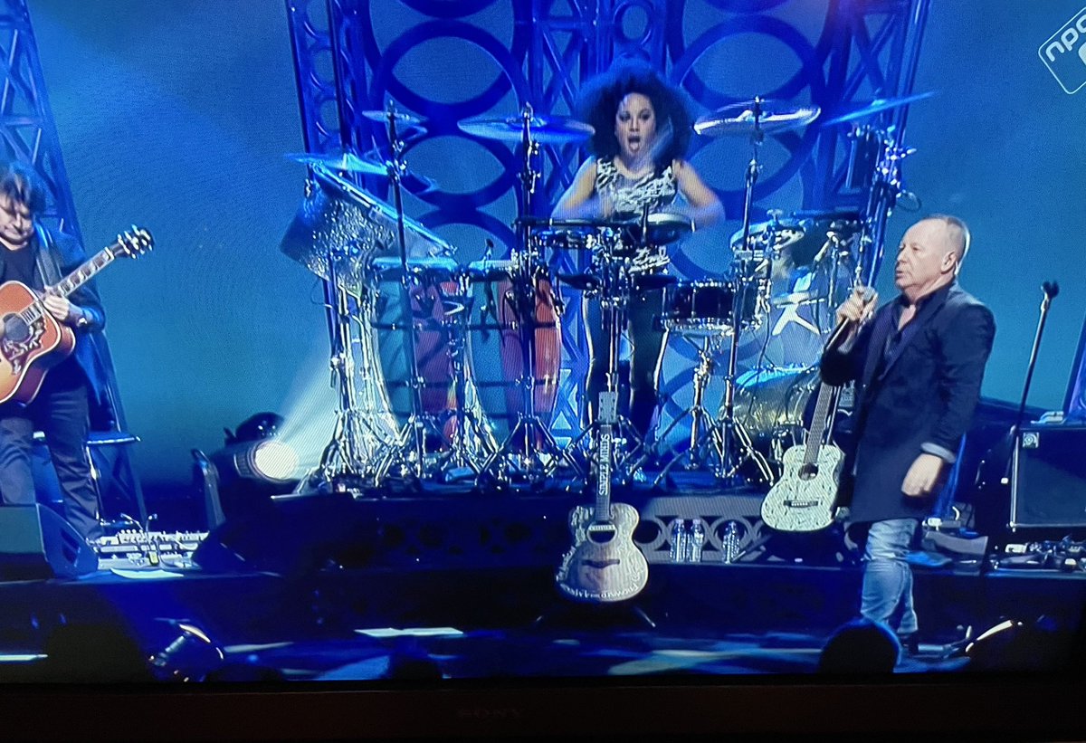 Simple Minds op #NPO3 acoustic live. Goeie band hoor, nog steeds #alive maar absoluut niet meer #kicking